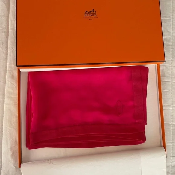 HERMES XL pink sheer silk shawl 142cm square - Picture 5 of 7